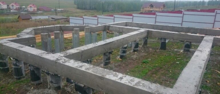 Свайный фундамент с цельным бетонный ростверком