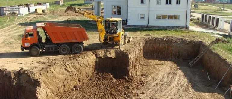 Рытье котлована и вывоз грунта