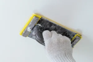 Отшлифовать стену после финишной обработки — важнейший этап того, как правильно шпаклевать стены под покраску