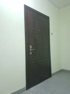 Если входная дверь тяжелая, нужны 3, я то и 4 петли