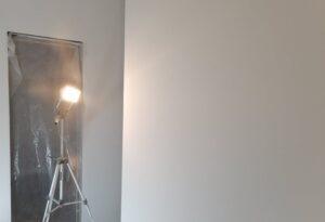 Зашпаклевать стены под покраску и с помощью света проверить свою работу — обязательное действие мастера